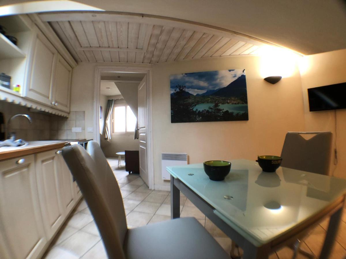 Logement Atypique Avec Vue Unique Panoramique Sur Le Lac D'Annecy, Dans Une Residence Avec Plage Et Ponton Privee Sur La Commune De Duingt Exterior foto
