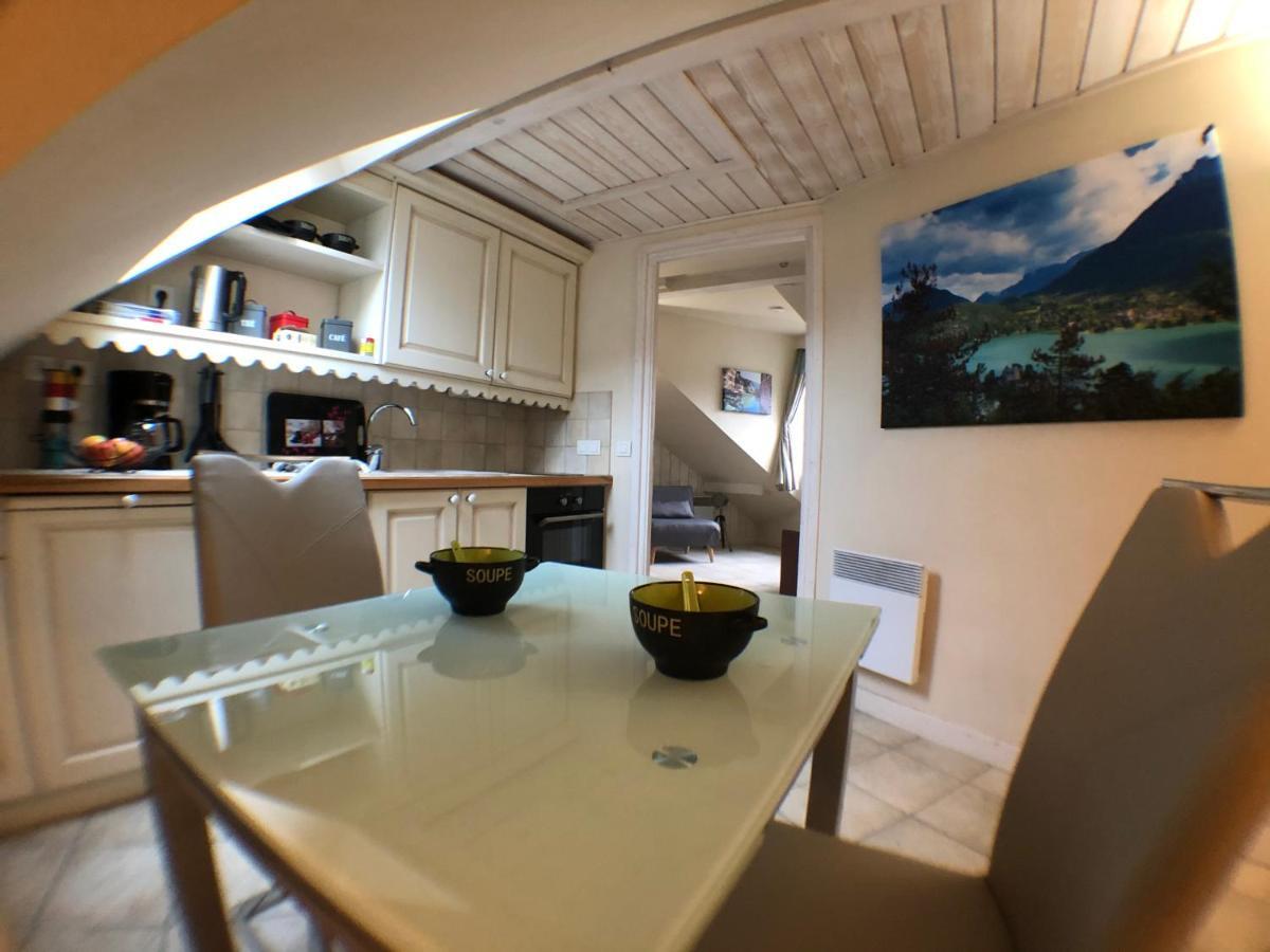 Logement Atypique Avec Vue Unique Panoramique Sur Le Lac D'Annecy, Dans Une Residence Avec Plage Et Ponton Privee Sur La Commune De Duingt Exterior foto
